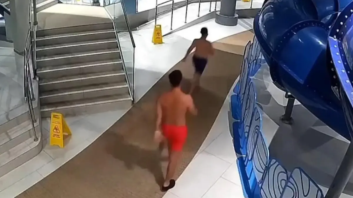 Sie wollen den Spaß ganz für sich! Papa bricht mit Sohn (11) in Schwimmbad ein Überwachungskameras filmen illegale Aktion