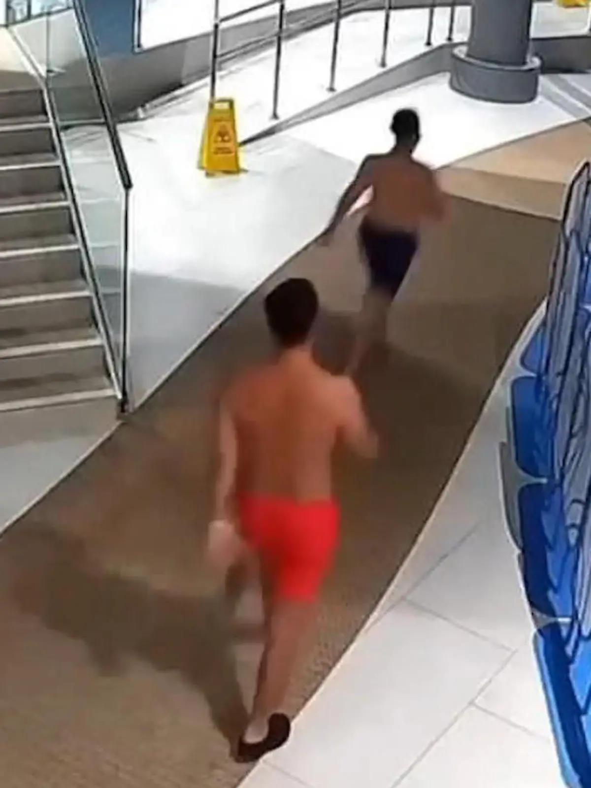 Droht im jetzt die Kündigung? Papa bricht mit Sohn (11) in Schwimmbad ein