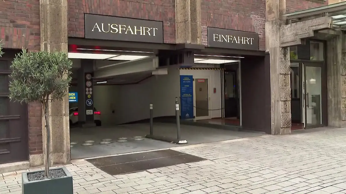 In diesem Parkhaus bemerkte ein Kunde das weinende Kind und alarmierte die Polizei.