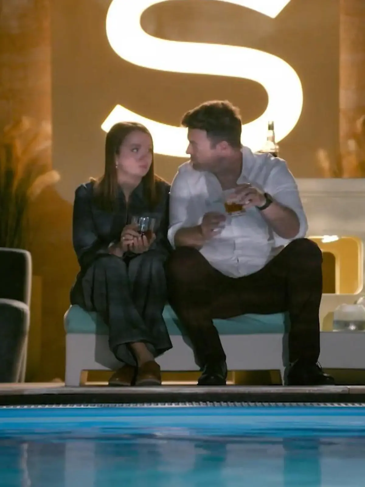 AWZ: Lucie und Ben sitzen nachts zusammen am Pool