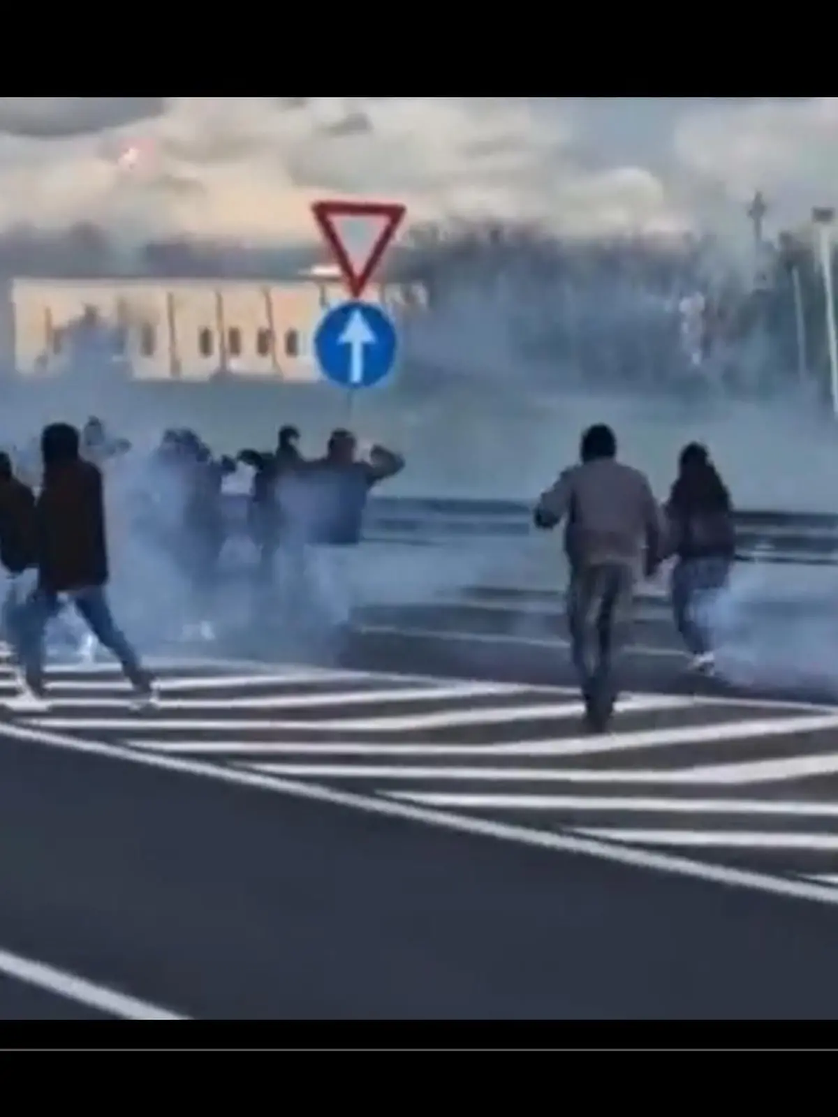 Hooligans lieferten sich in Italien eine Autobahn-Schlacht