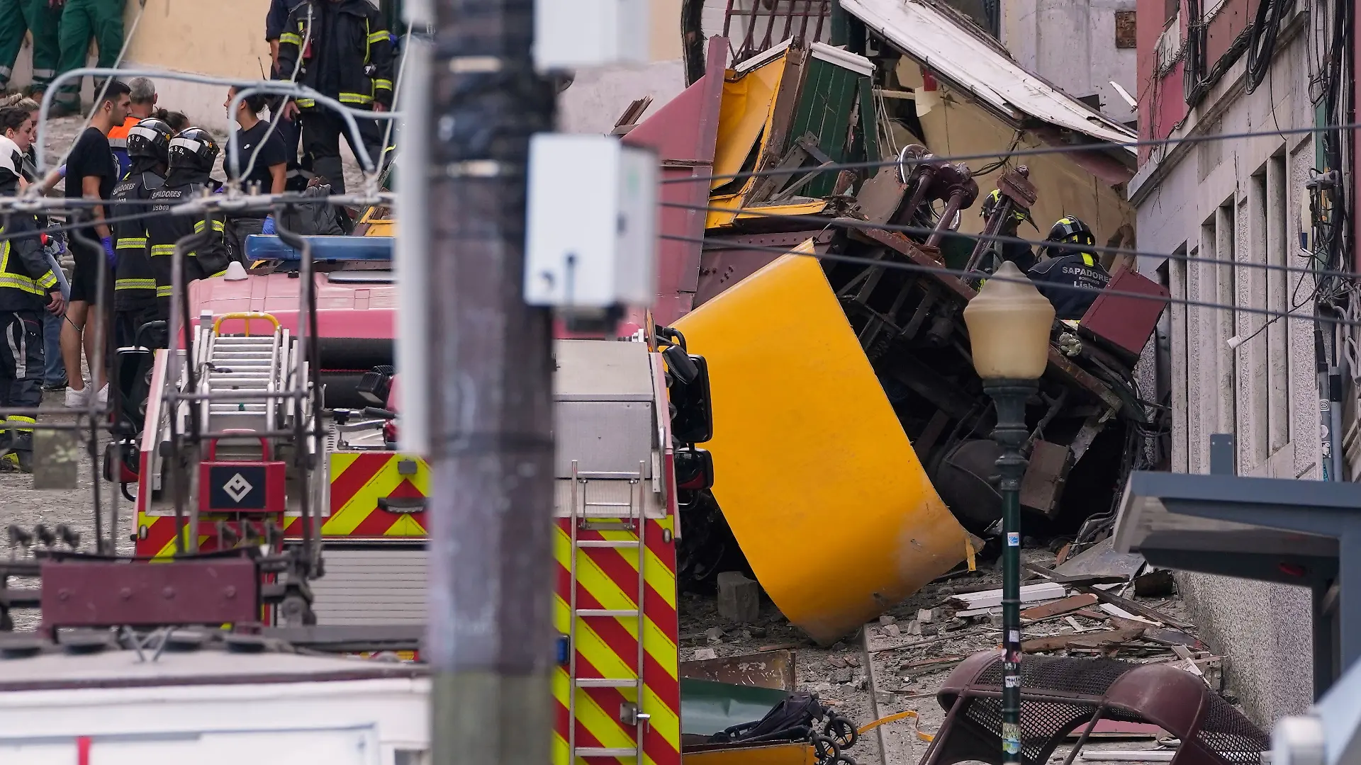 Rettungskräfte arbeiten an der Stelle, an der eine Standseilbahn entgleist ist. Der Unfall des auch bei Touristen beliebten „Elevador da Gloria” habe sich aus noch unbekannter Ursache ereignet. 