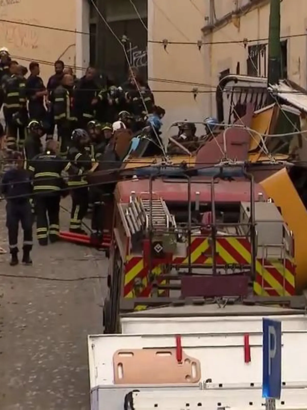 Bild zu: "Schock in Lissabon! Mindestens 15 Tote nach Standseilbahn-Unglück"