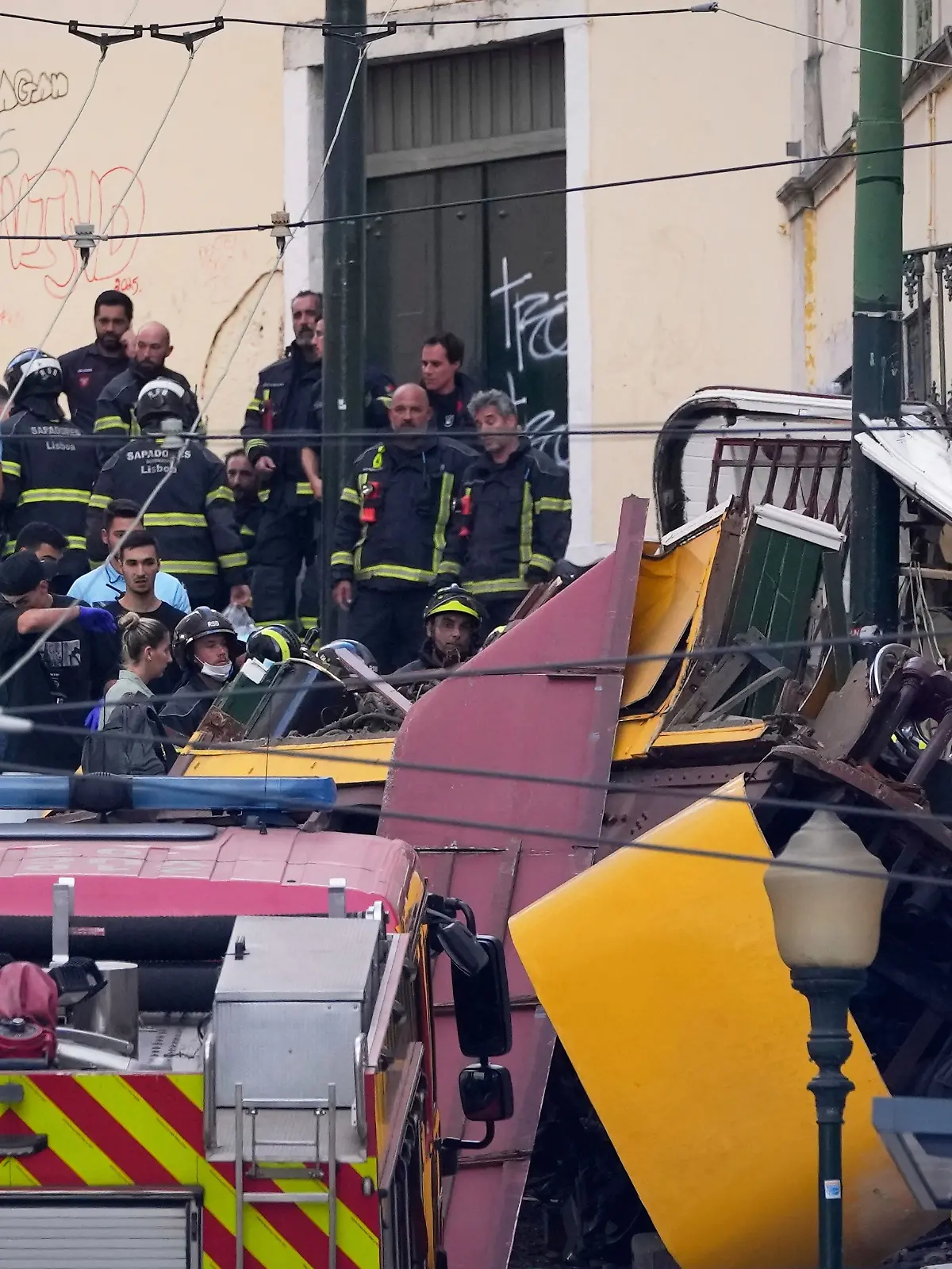 Mindestens 15 Tote und 18 Verletzte bei Standseilbahn-Unglück in Lissabon. 