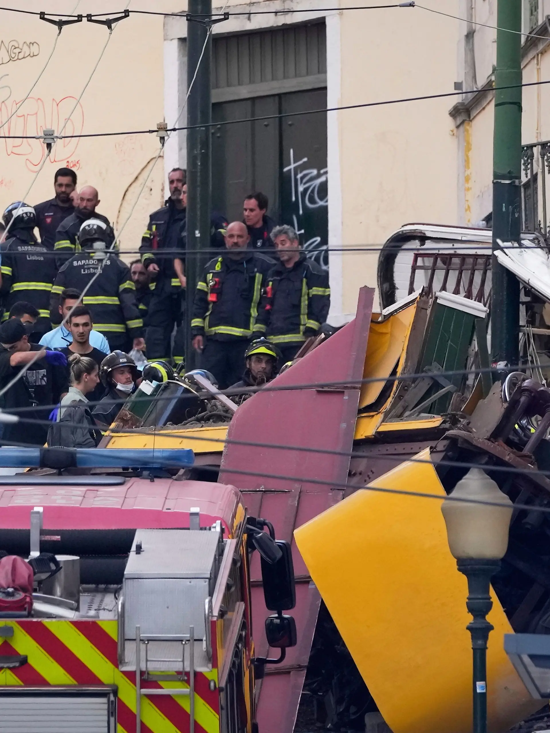 Mindestens 15 Tote und 18 Verletzte bei Standseilbahn-Unglück in Lissabon. 