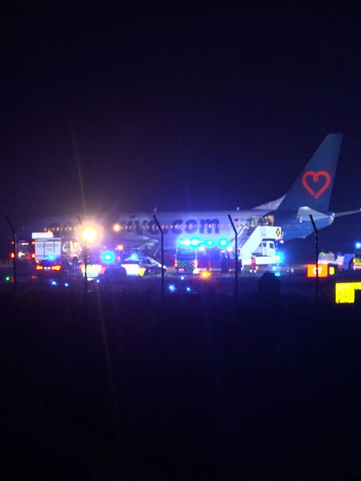 Bild zu: "Flieger rollt über Landebahn hinaus – ist das die Ursache für das Beinahe-Unglück?"