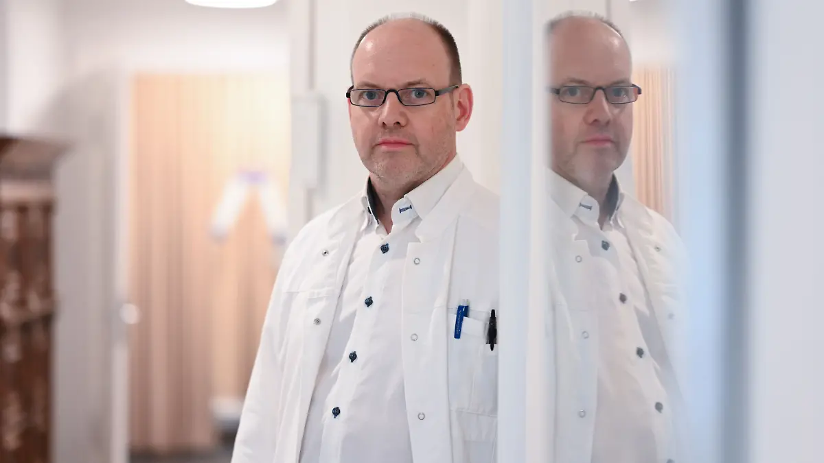 Das Land fordert jetzt eine fünfstellige Summe Hautarzt Bernd Brinker, weil er zu viel gearbeitet hat.