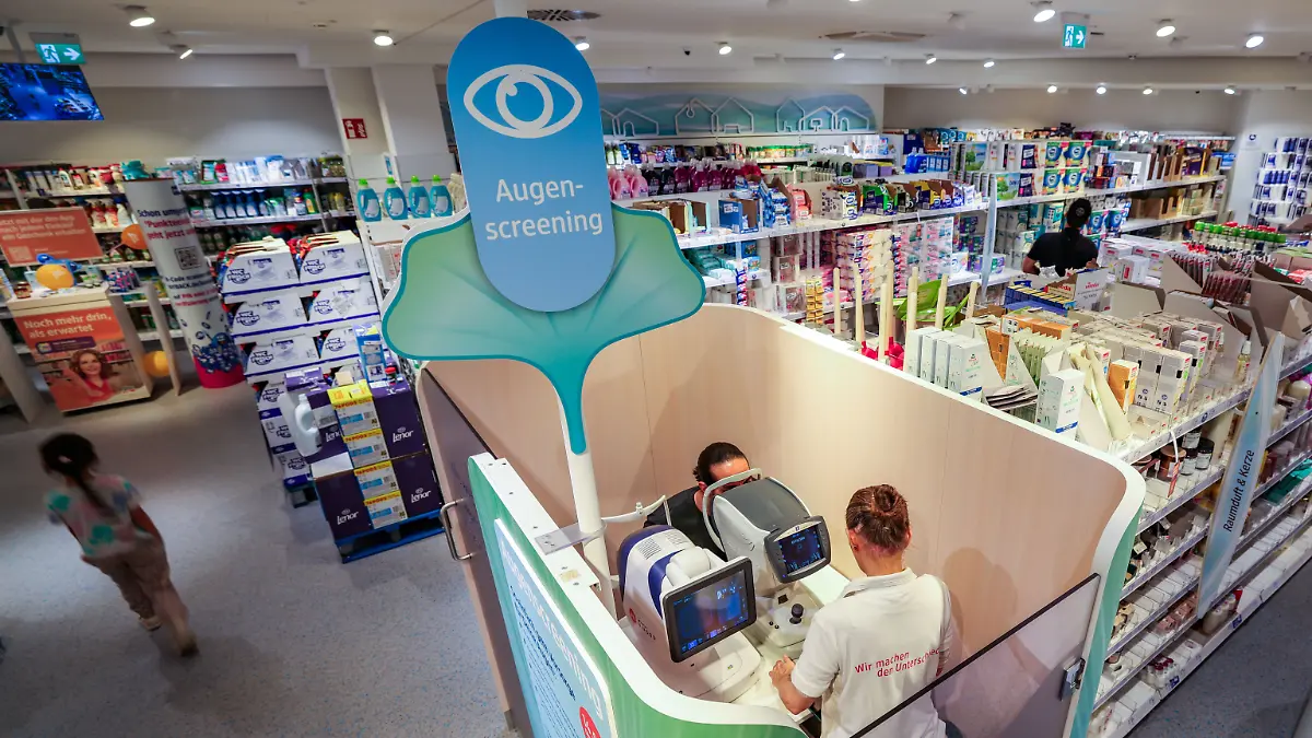 Drogeriemarktkette dm bietet Gesundheitsdienstleistungen an.