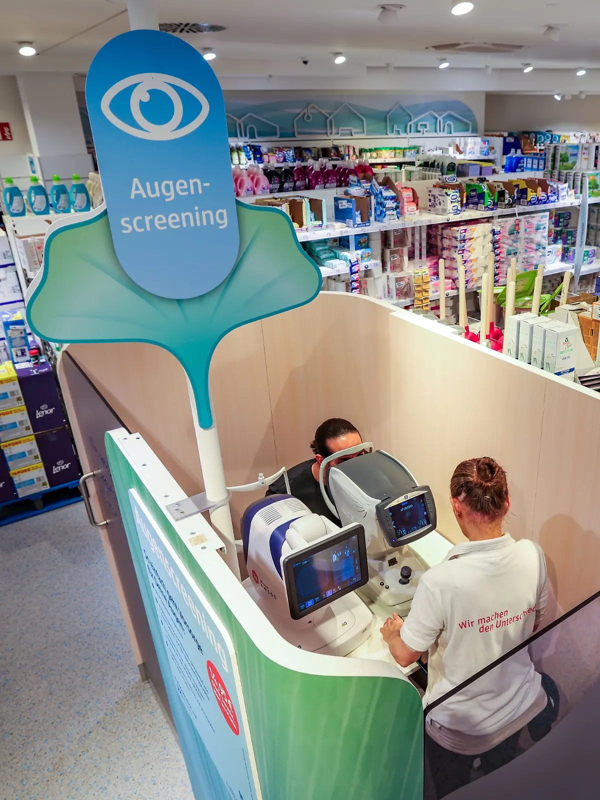 Drogeriemarktkette dm bietet Gesundheitsdienstleistungen an.