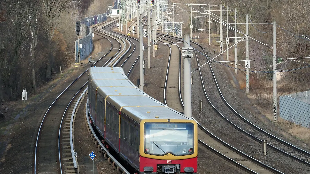 Aus Sicherheitsgründen wird die S-Bahn bei Großveranstaltungen künftig nicht am S-Bahnhof Tempelhof halten. (Archivbild)
