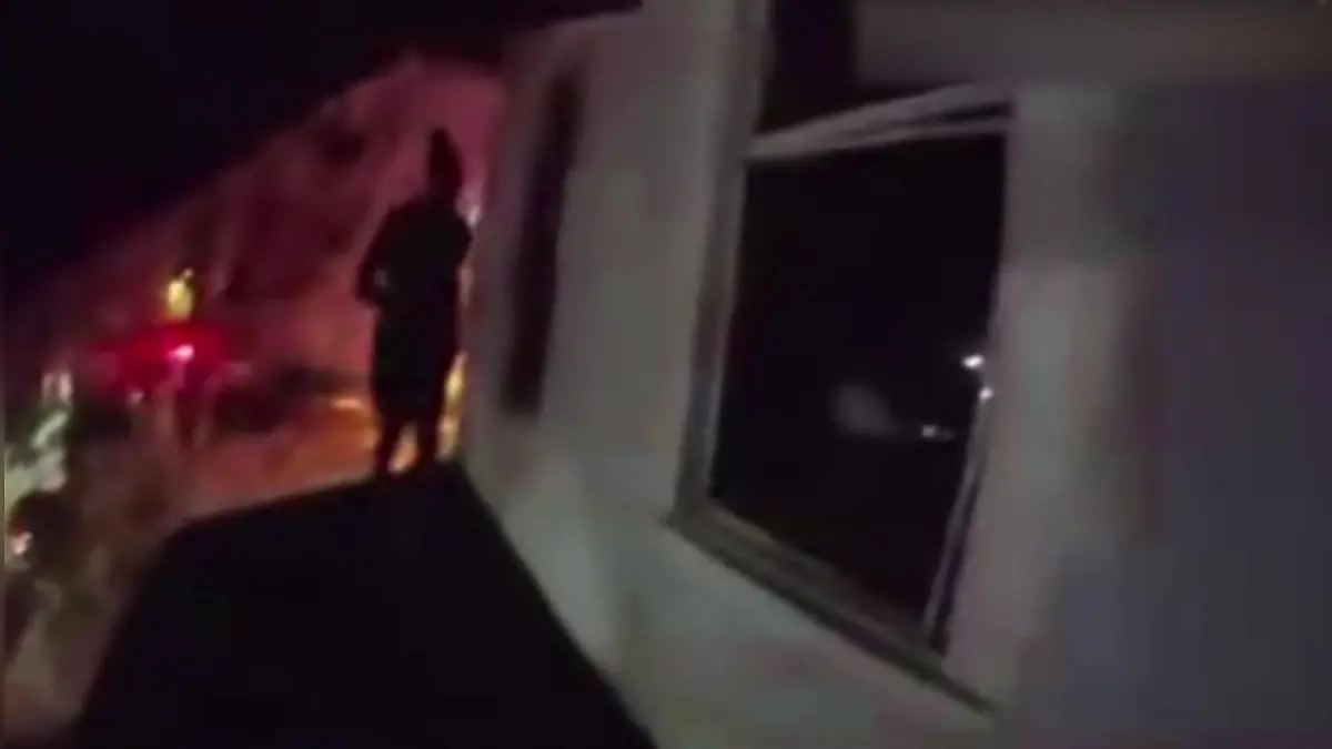 Letzte Chance ist der Sprung! Bewohner gefangen, weil das Haus brennt Bodycam-Aufnahmen zeigen krassen Polizei-Einsatz