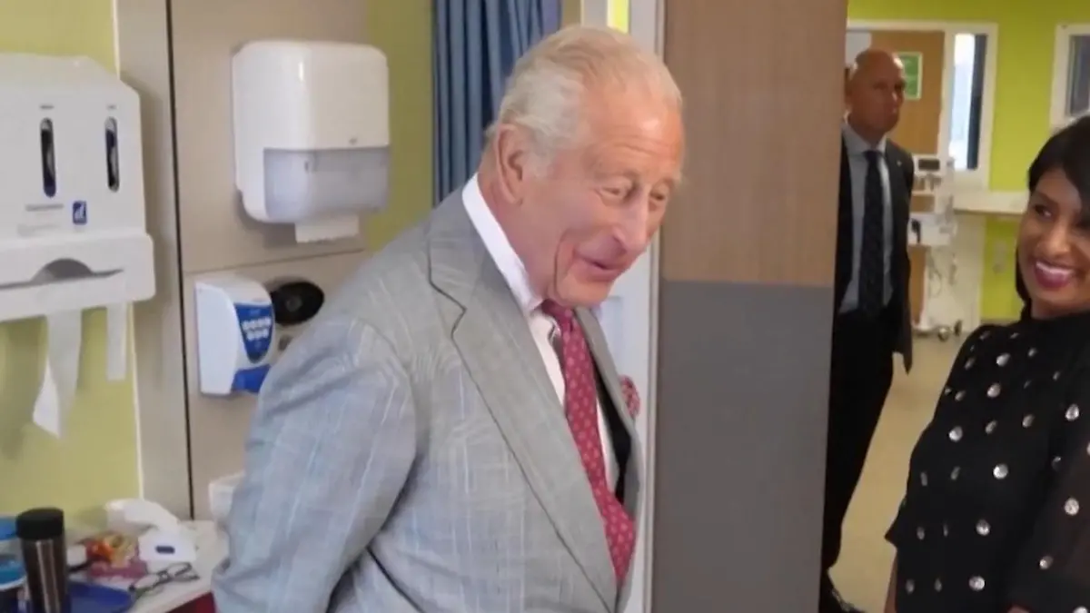 „Ich hätte es mitbringen sollen" – darüber witzelt König Charles mit einem Krebspatienten Englands Monarch zu Scherzen aufgelegt