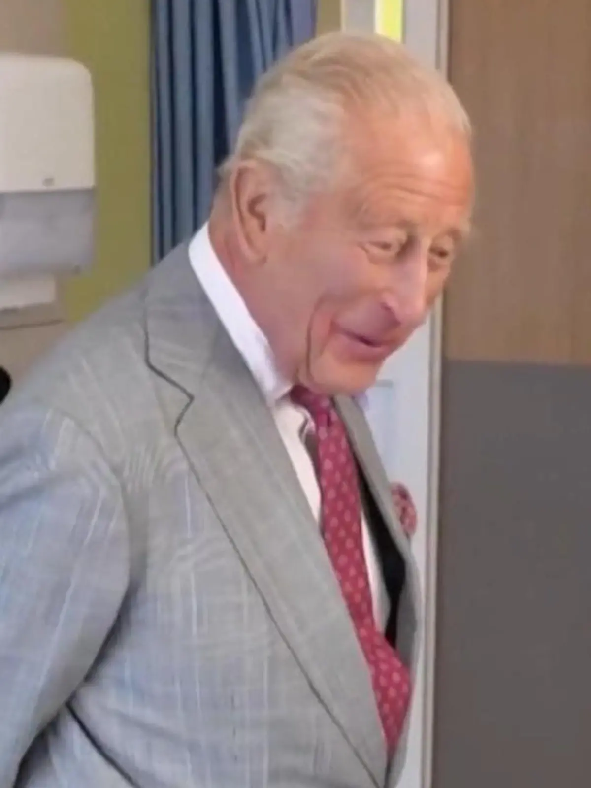 Bild zu: "„Ich hätte es mitbringen sollen" – darüber witzelt König Charles mit einem Krebspatienten"
