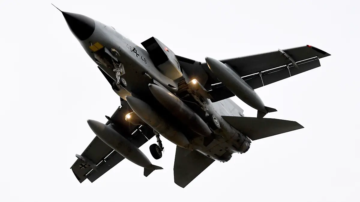 Ein Tornado des Taktischen Luftgeschwaders 51 „Immelmann” setzt auf dem Fliegerhorst Jagel zur Landung an.