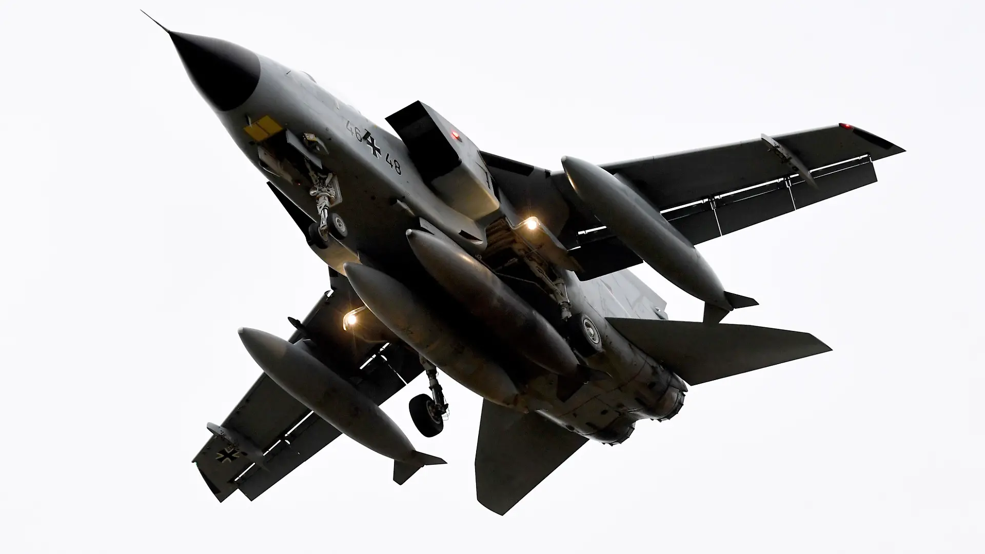 Ein Tornado des Taktischen Luftgeschwaders 51 „Immelmann” setzt auf dem Fliegerhorst Jagel zur Landung an.