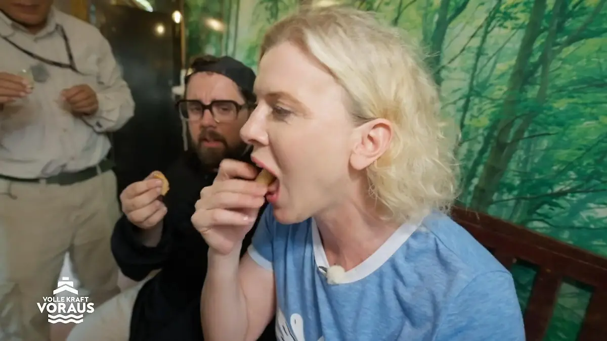 Eva und Steven stellen sich der Mutprobe Insekten essen