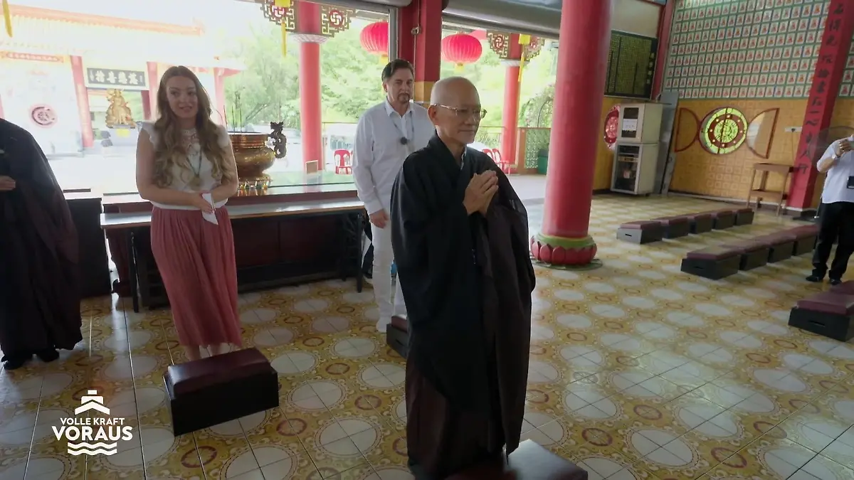 Susann nimmt Abschied von ihrem Vater Buddhistisches Ritual