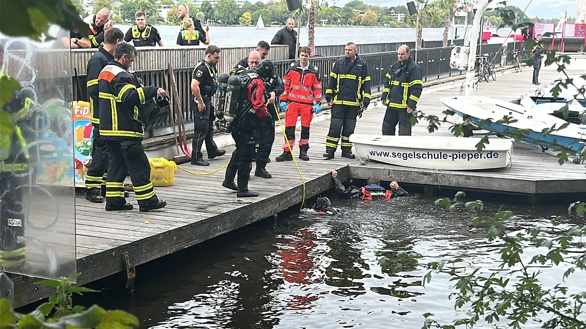 Taucher suchen nach dem vermissten Mann in der Alster.