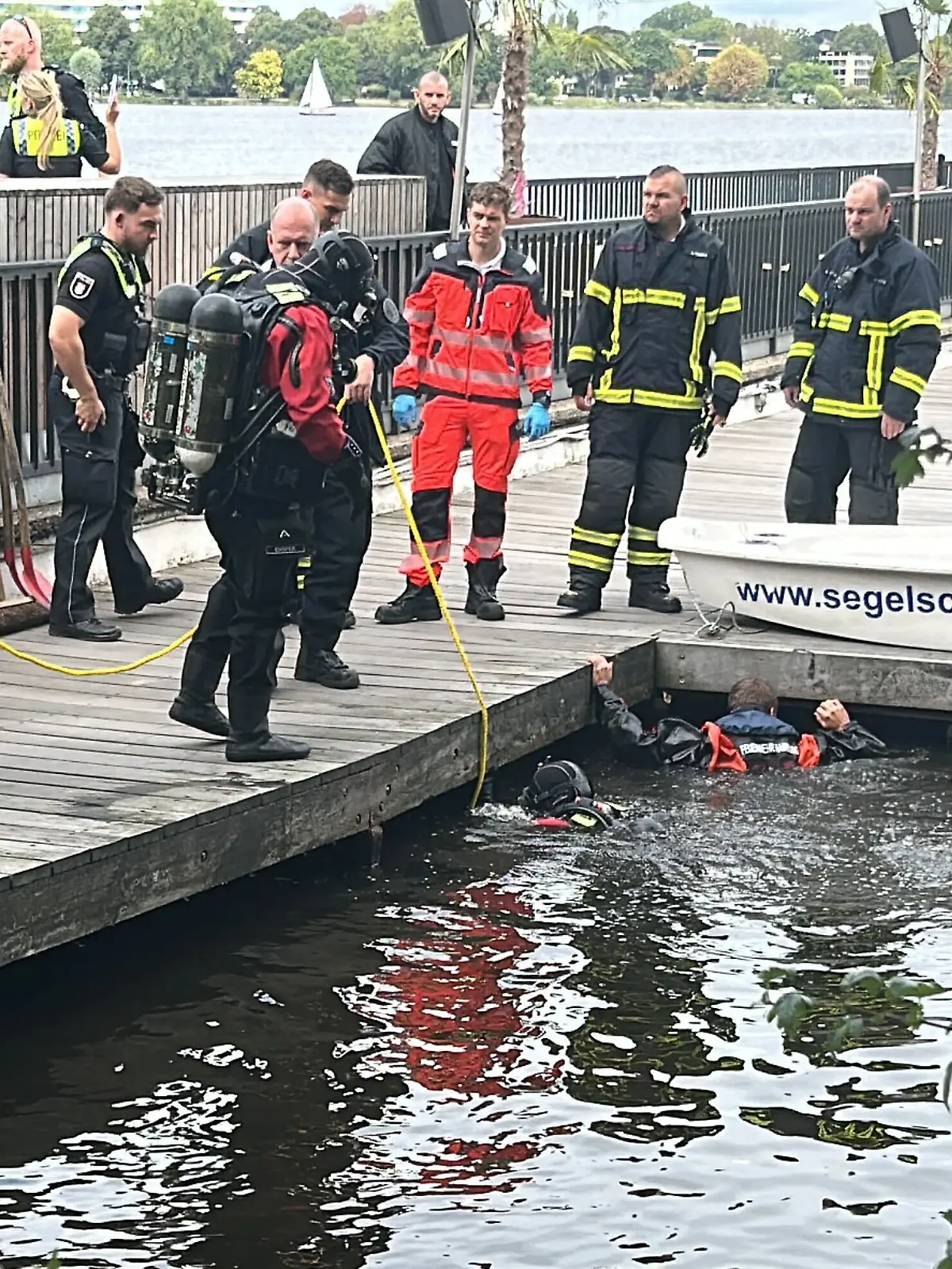 Taucher suchen nach dem vermissten Mann in der Alster.