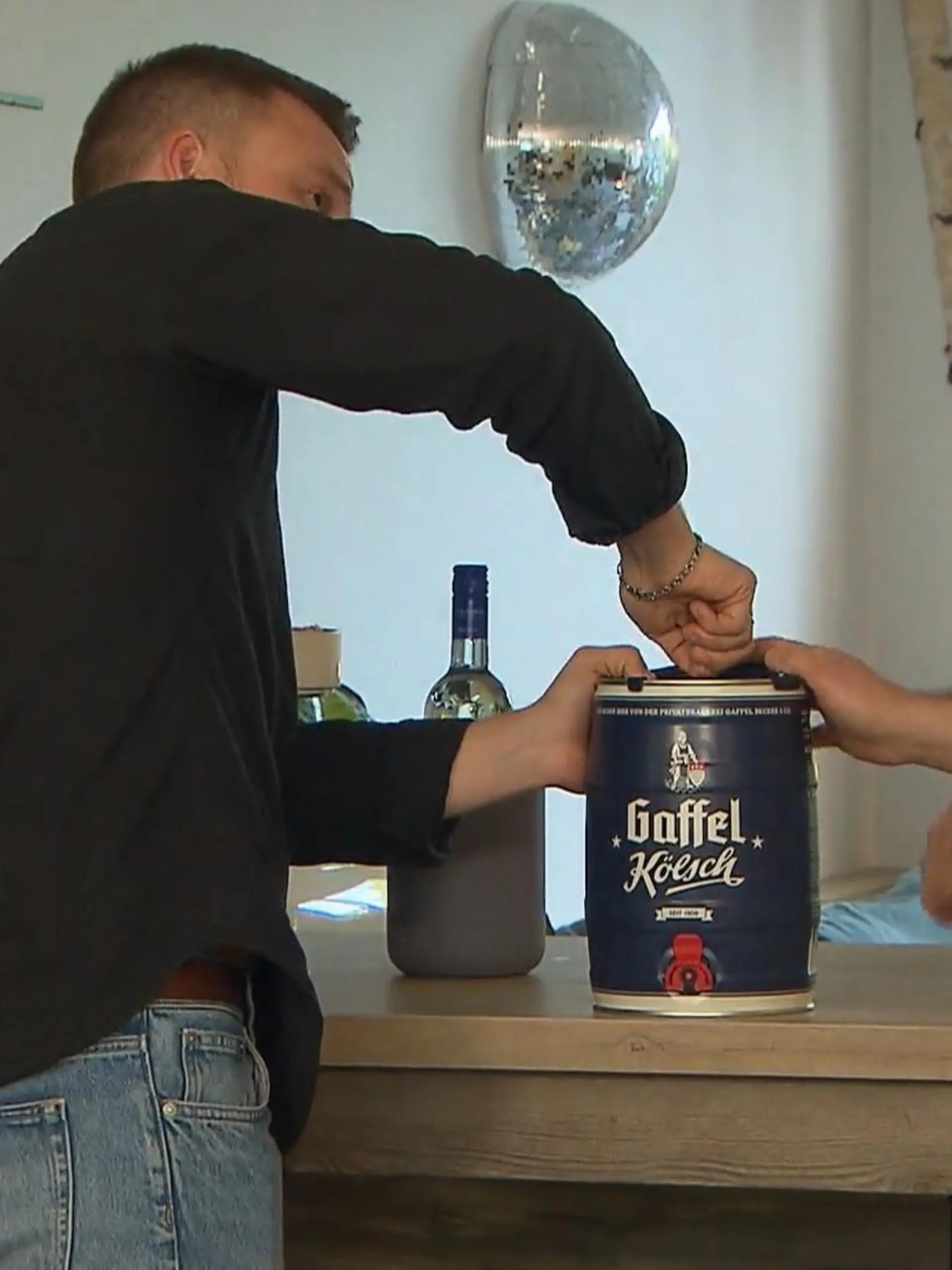 Bild zu: "Fässchen öffnen, Reibekuchen braten: Alex und ihre Gäste beweisen Mut"