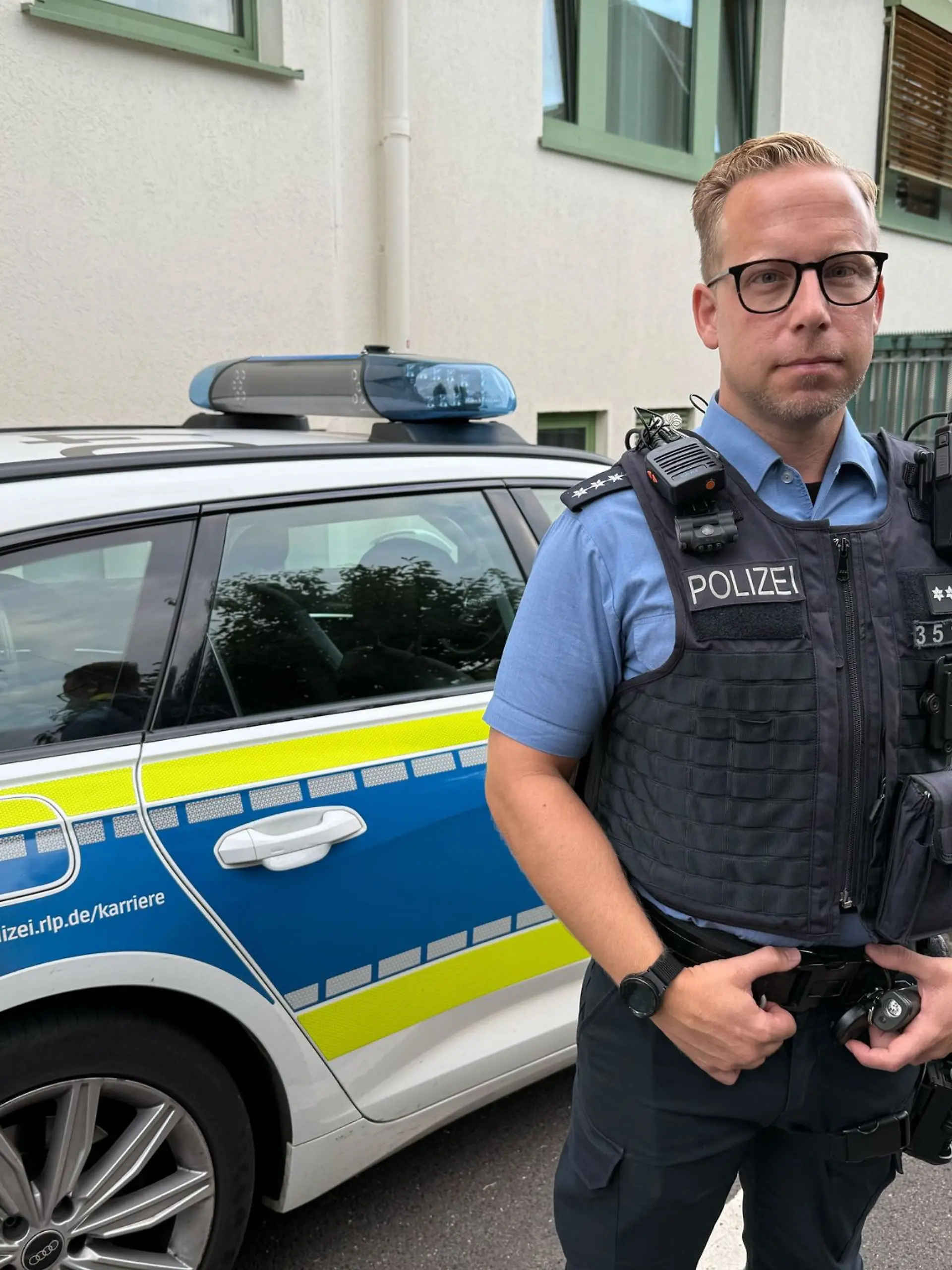 Bild zu: "Polizist Sami Nettersheim gibt seiner Frau vor jeder Schicht einen Abschiedskuss "
