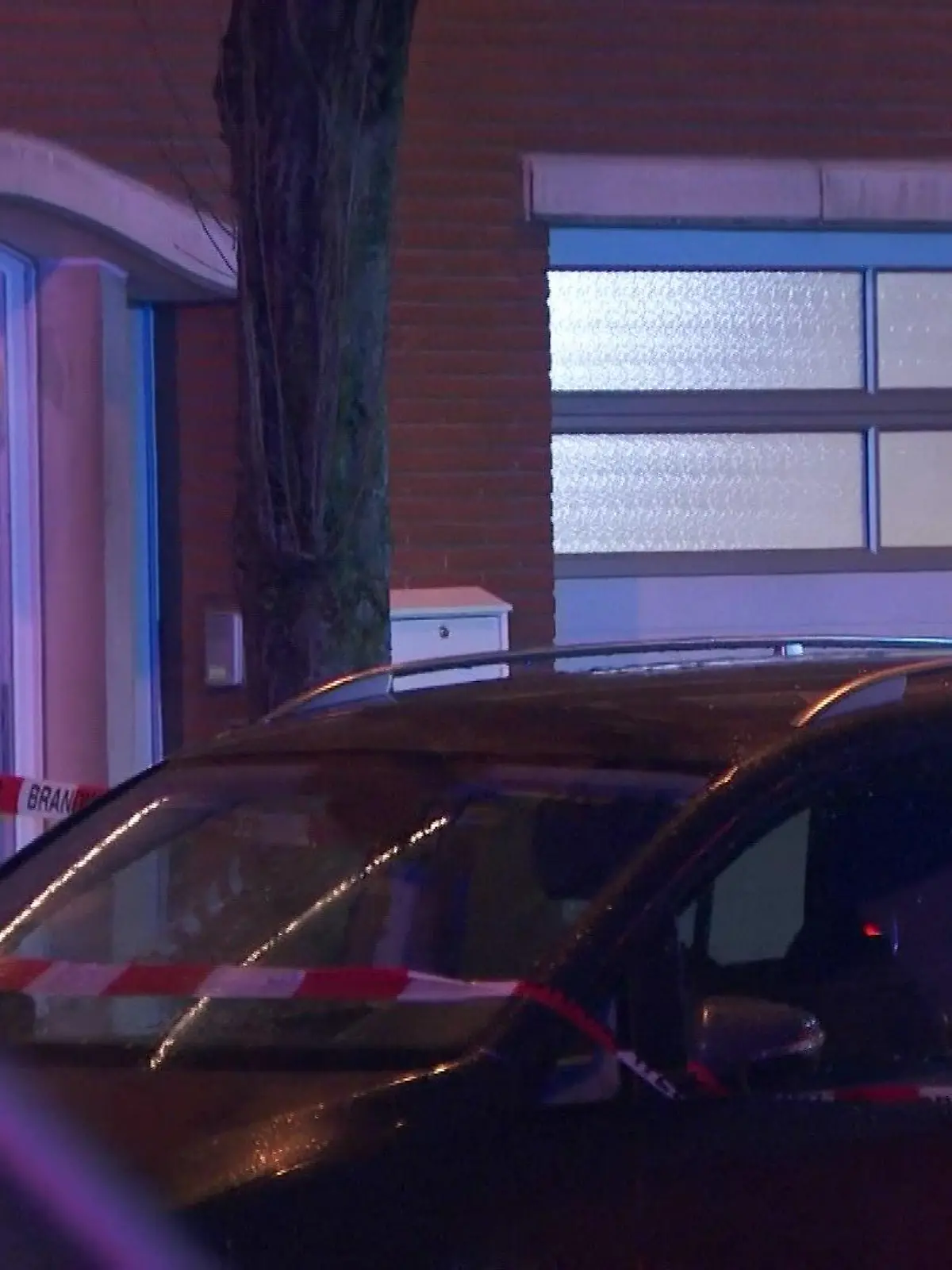 Auch heute Morgen steht die Polizei noch vor der Tür des Hauses in Merksem. Experten befürchten eine weitere Eskalation der Drogengewalt.
