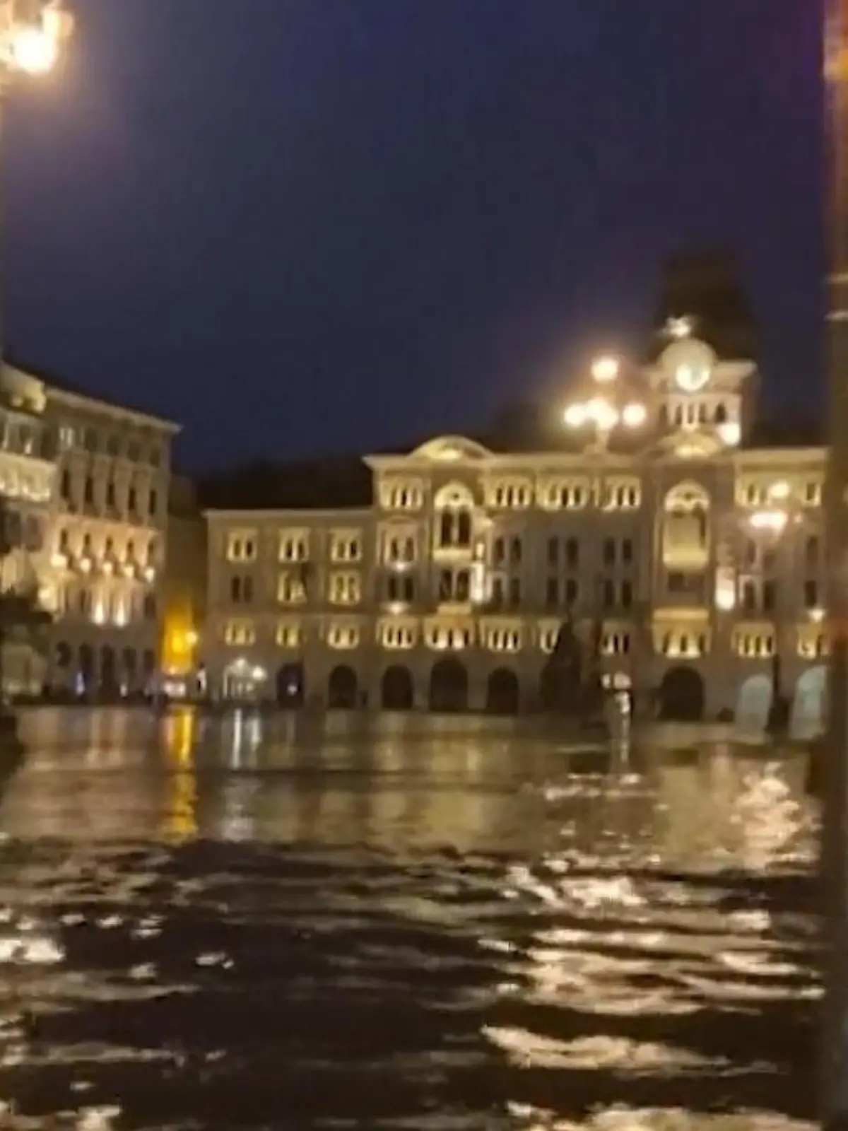 Bild zu: "Wassermassen fluten Adria-Region! Unwetter fegt über beliebtes Touristenziel"