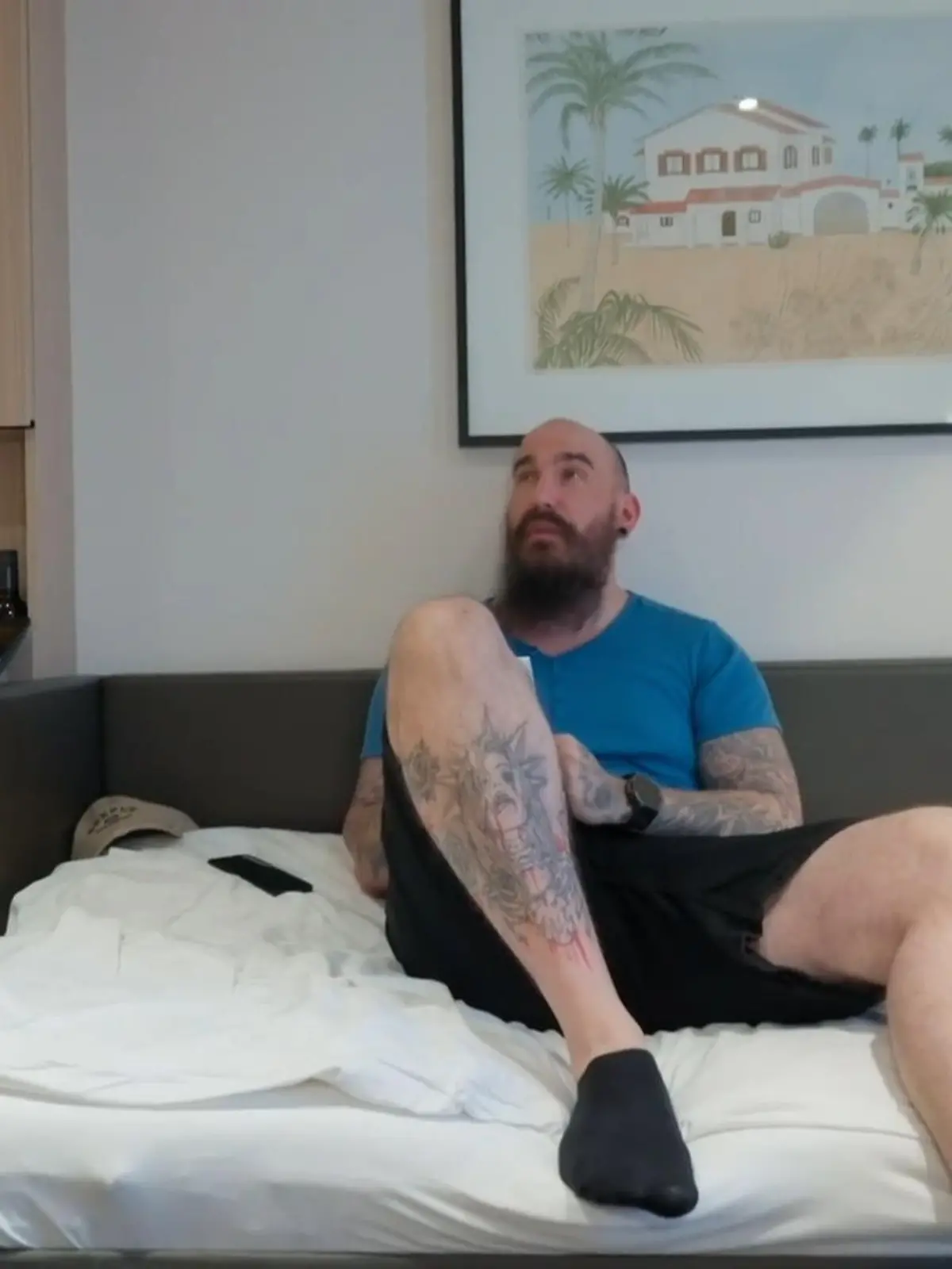 Bild zu: "Kevin quält sich mit dem Ehegelübde"