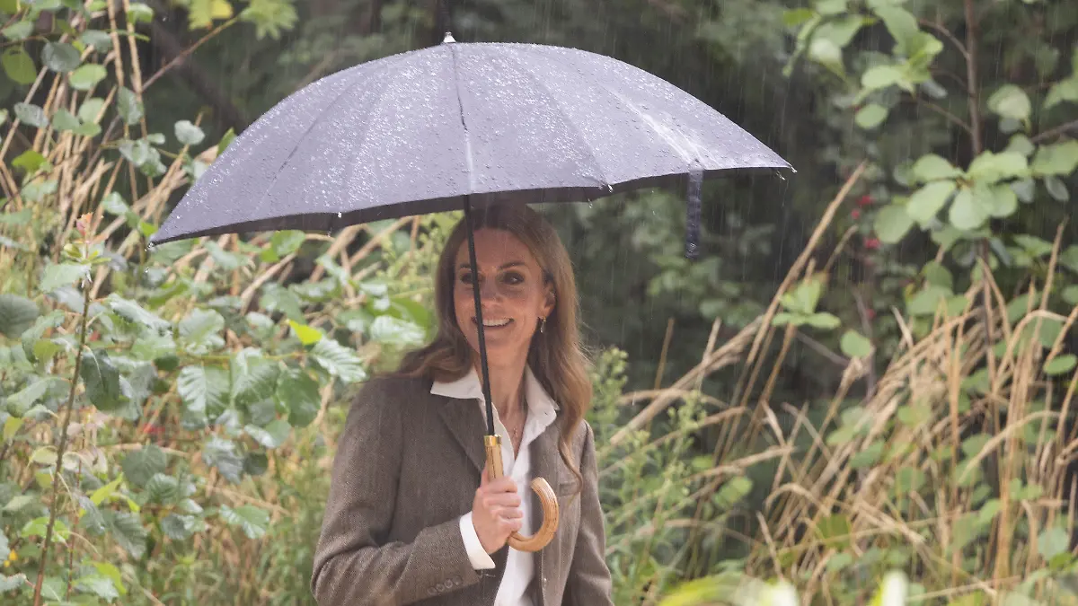 Prinzessin Kate trotzt in London dem Regen.