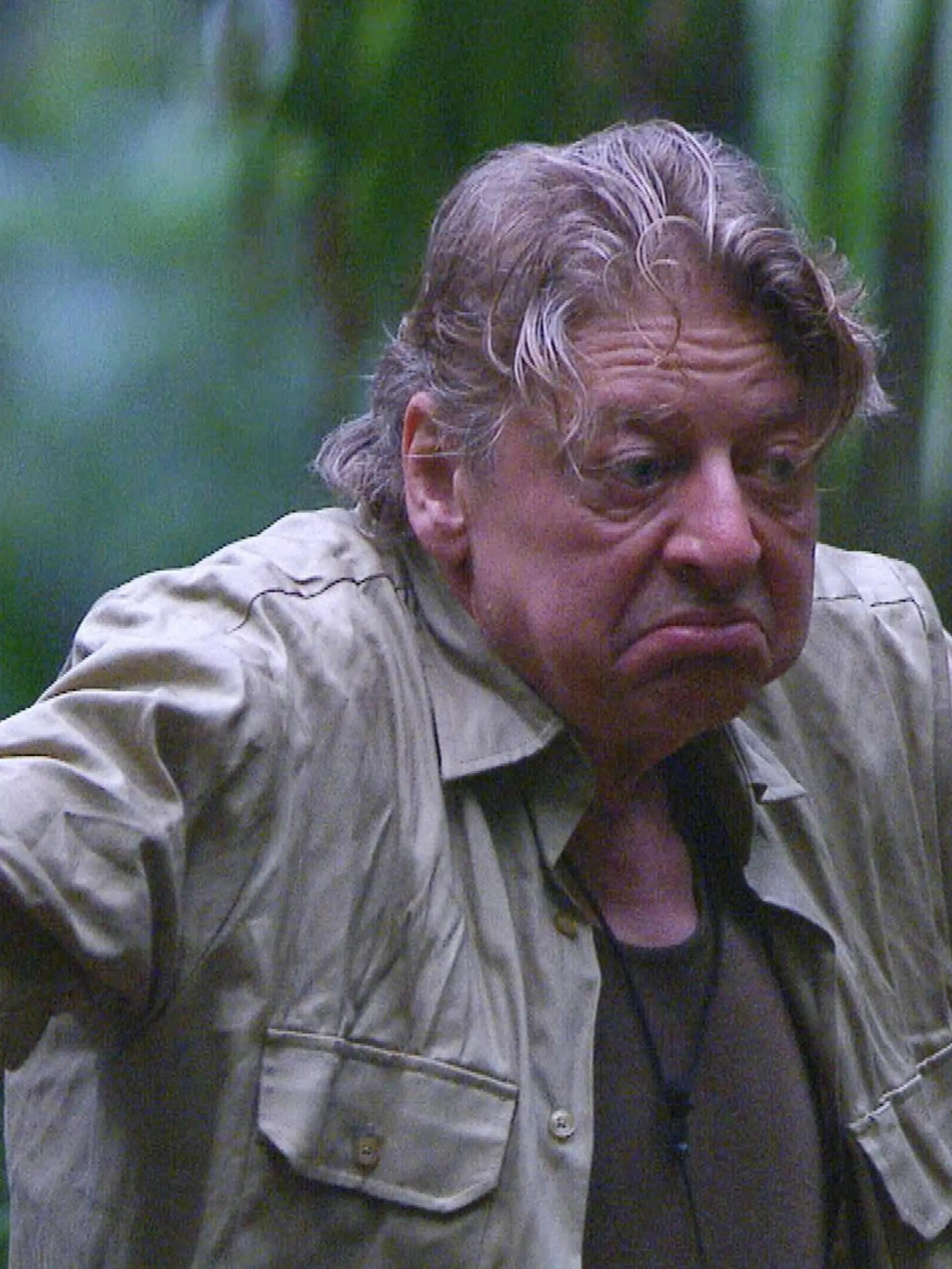 ACHTUNG: SPERRFRIST FÜR ALLE MEDIEN BIS FR., 23. JANUAR 2015, 23.59 UHR !!!   Tag 8 im Camp - Walter Freiwald ist schon sehr früh wach. Während die übrigen Camper friedlich träumen schaukelt er mit den Armen sportlich hin und her, schneidet Grimassen und macht seine berühmten _Schlürf-Atmungen_.   Verwendung der Bilder für Online-Medien ausschließlich mit folgender Verlinkung:'Alle Infos zu 'Ich bin ein Star - Holt mich hier raus!' im Special bei RTL.de: www.rtl.de/cms/sendungen/ich-bin-ein-star.html