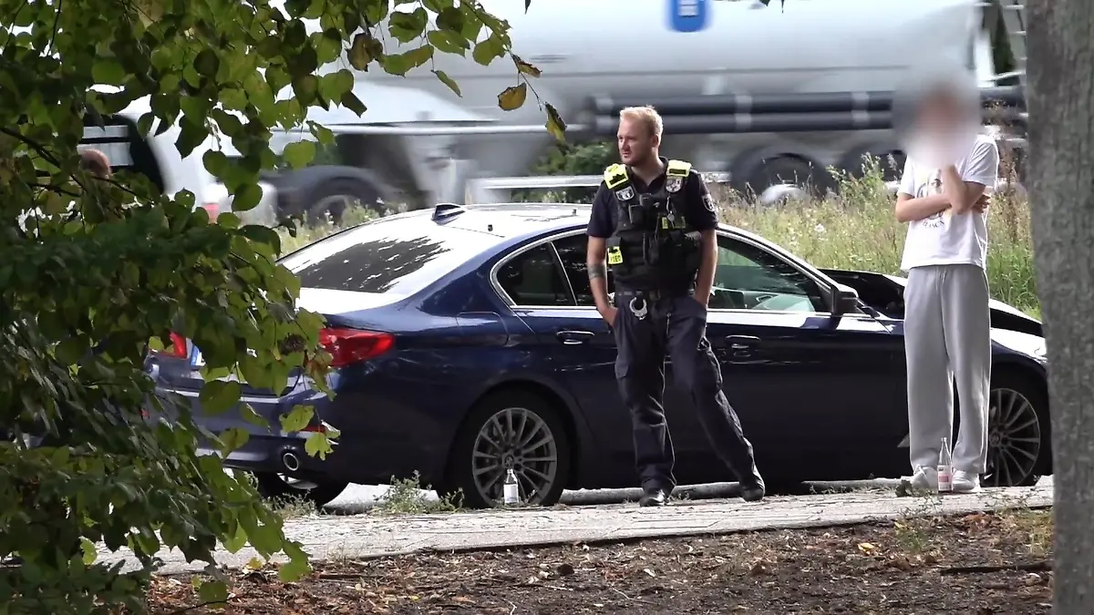 auto fährt in menschenmenge berlin