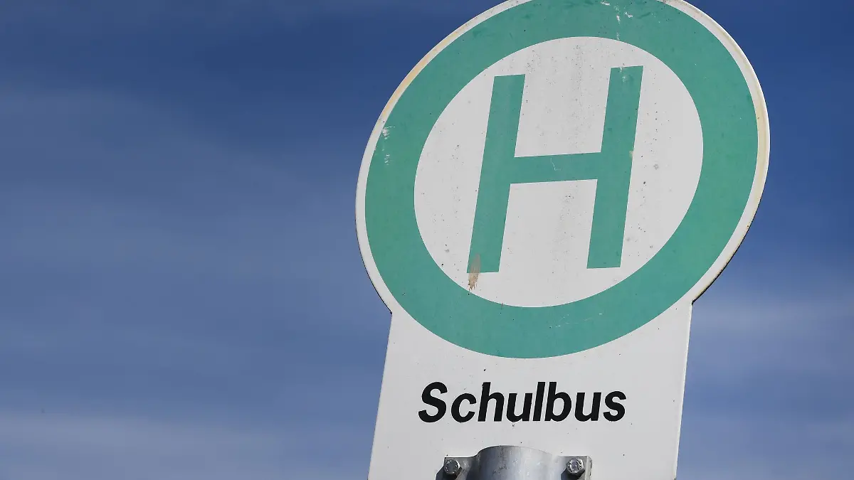 Ein Junge verletzte sich bei dem Zusammenstoß mit einem Schulbus schwer.