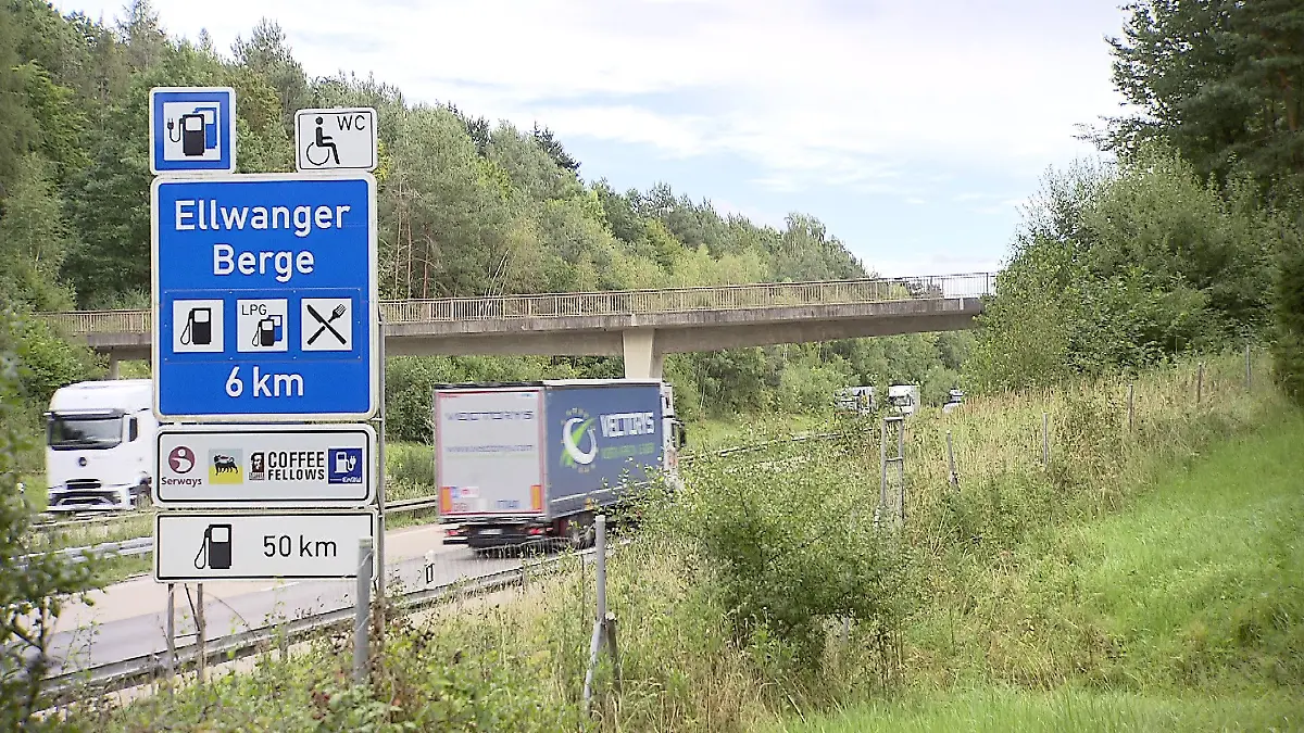 Von dieser Brücke an der A7 bei Ellwangen warf der Täter den Stein.