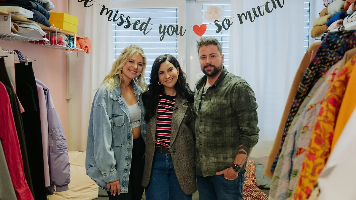 Chryssanthi Kavazi (M.) mit ihren Schauspiel-Kollegen Josefin Bressel und Felix von Jascheroff am 02.09.2025 zurück am GZSZ-Set. +++ Die Verwendung des sendungsbezogenen Materials ist nur mit dem Hinweis und Verlinkung auf RTL+ gestattet. +++
