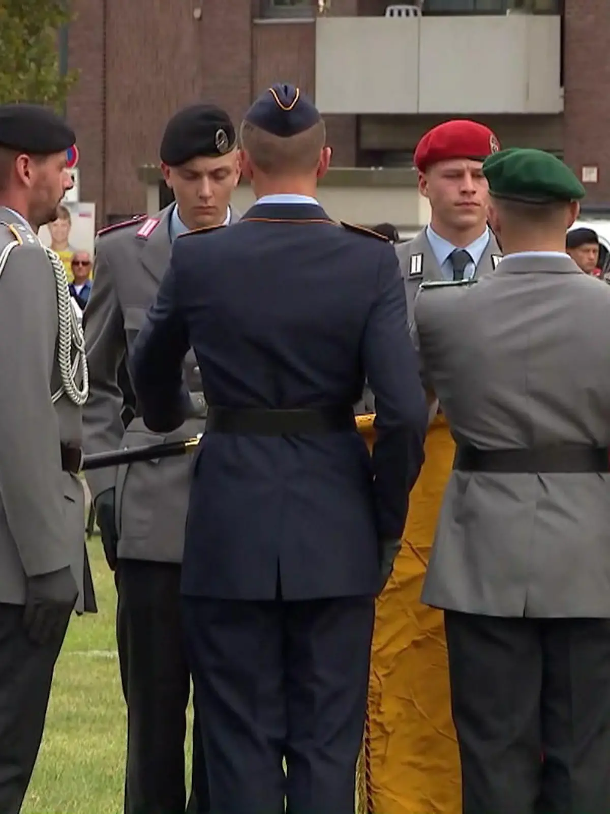 Bild zu: "Bundeswehr-Gelöbnis vor dem NRW-Landtag"