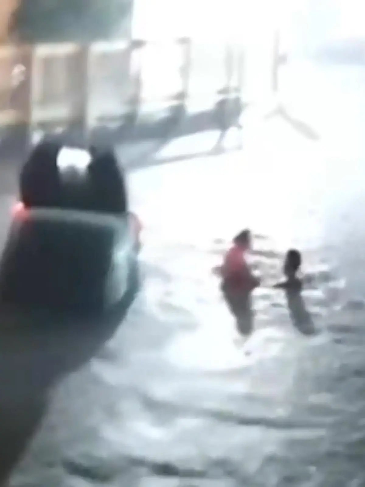 Bild zu: "Autofahrer versinkt in Wassermassen – zwei Anwohner riskieren für ihn ihr eigenes Leben!"