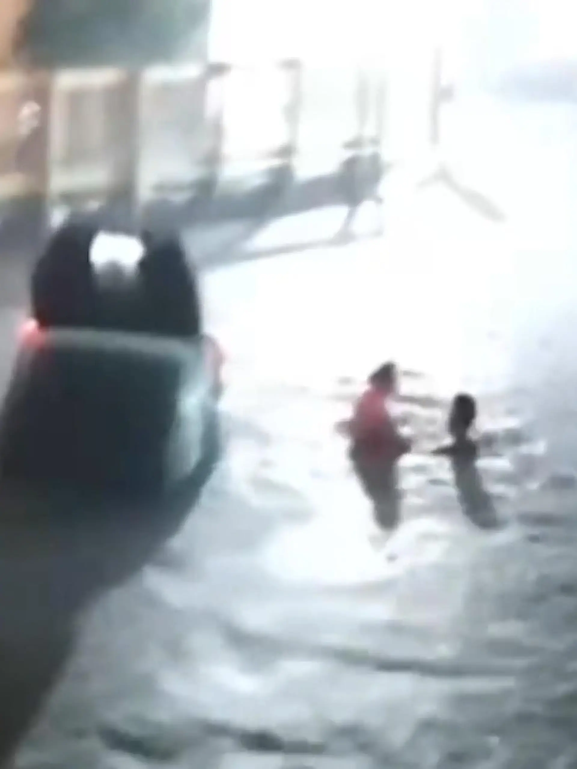 Bild zu: "Autofahrer versinkt in Wassermassen – zwei Anwohner riskieren für ihn ihr eigenes Leben!"