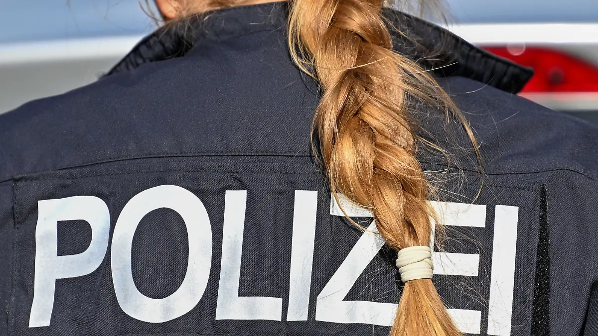 ARCHIV - 05.07.2025, Berlin: Der Zopf einer Polizistin hängt über ihre Uniform. (zu dpa: «442 Polizeikommissaranwärter werden vereidigt») Foto: Soeren Stache/dpa +++ dpa-Bildfunk +++