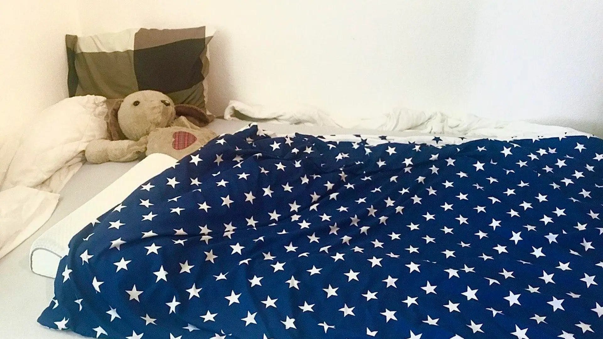 Teddy im Bett