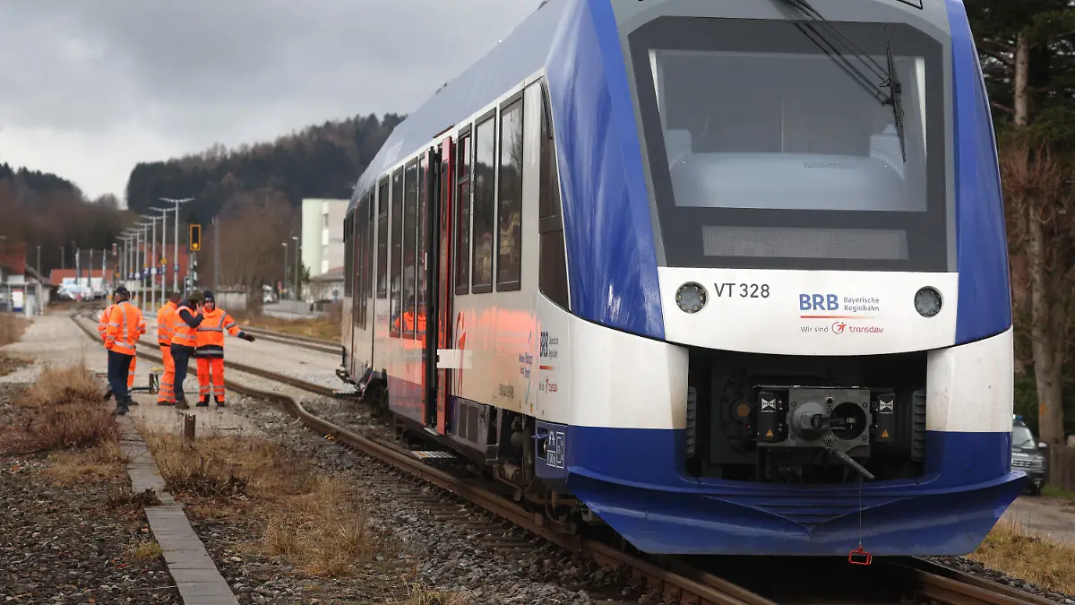 10.01.2023, Bayern, Peiting: Ein entgleister Zug der Bayerischen Regiobahn steht zwischen den Gleisen im Bahnhofsbereich. Ein Teil des vorderen Zuges sei im Bereich des Bahnhofs Peiting-Ost aus den Schienen gesprungen, sagte eine Sprecherin der Bundespolizei. Der Zug sei zum Zeitpunkt des Unglücks gegen 7.30 Uhr mit gut 50 Fahrgästen besetzt gewesen, darunter viele Schüler, sagte die Polizeisprecherin. Foto: Karl-Josef Hildenbrand/dpa +++ dpa-Bildfunk +++