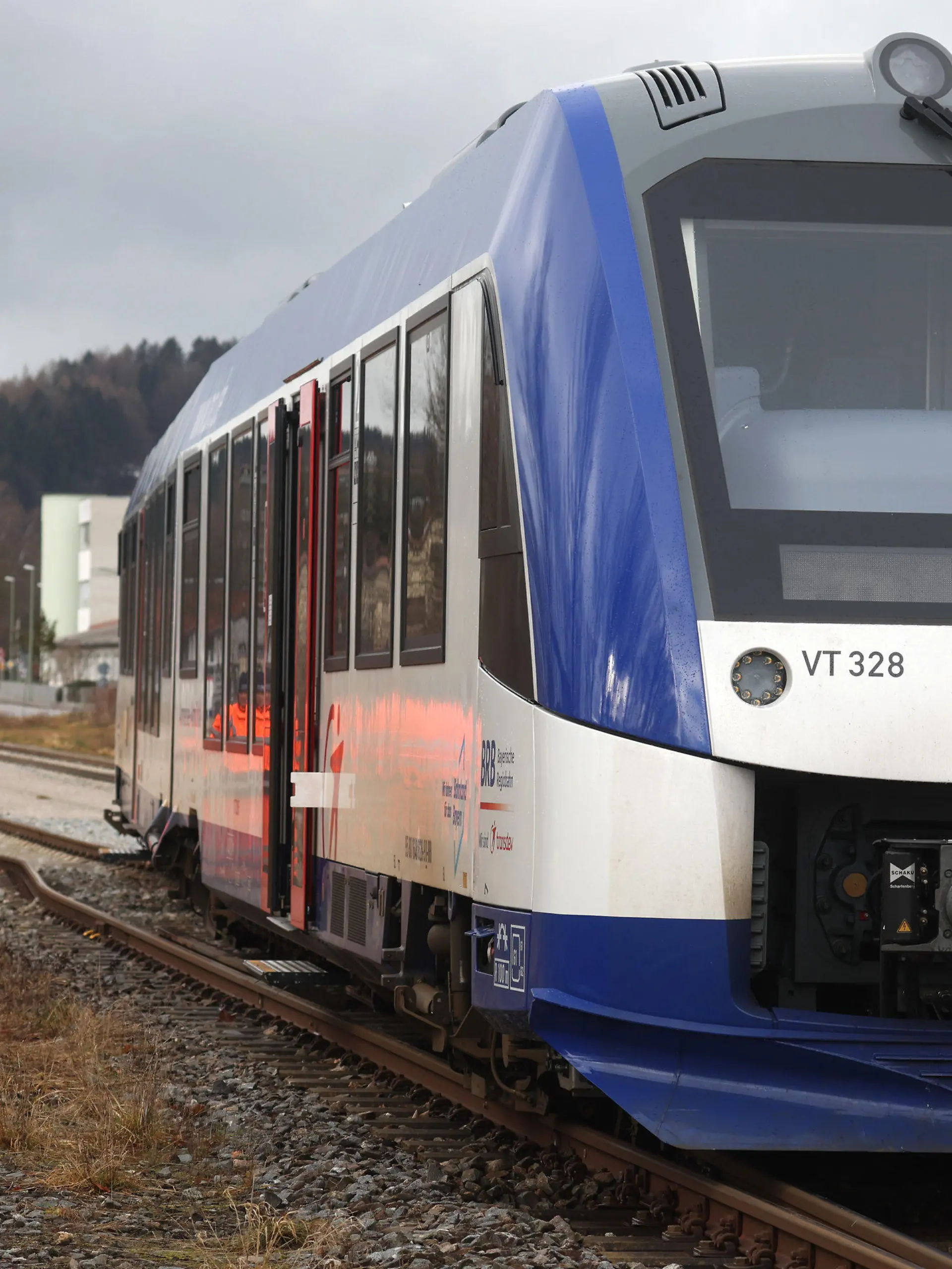 10.01.2023, Bayern, Peiting: Ein entgleister Zug der Bayerischen Regiobahn steht zwischen den Gleisen im Bahnhofsbereich. Ein Teil des vorderen Zuges sei im Bereich des Bahnhofs Peiting-Ost aus den Schienen gesprungen, sagte eine Sprecherin der Bundespolizei. Der Zug sei zum Zeitpunkt des Unglücks gegen 7.30 Uhr mit gut 50 Fahrgästen besetzt gewesen, darunter viele Schüler, sagte die Polizeisprecherin. Foto: Karl-Josef Hildenbrand/dpa +++ dpa-Bildfunk +++