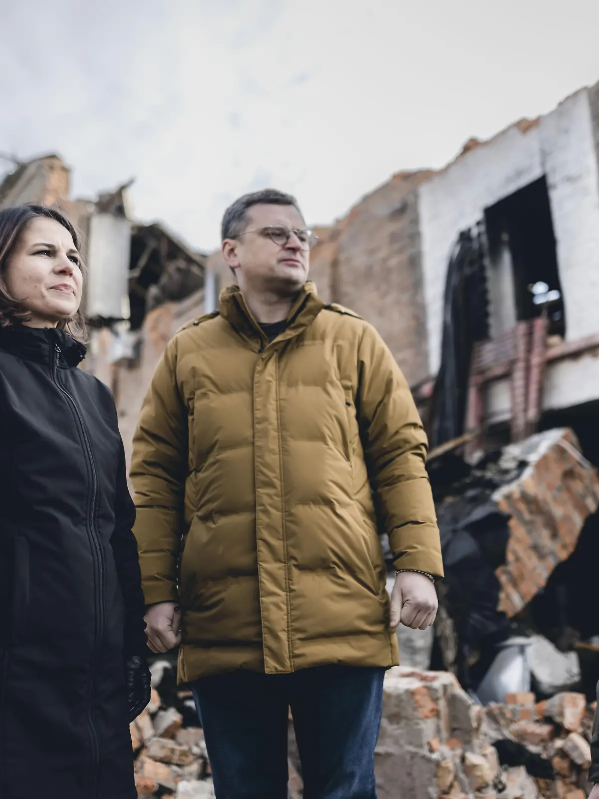 Bundesaussenministerin Annalena Baerbock (Buendnis 90 Die Gruenen) und der Aussenminister der Ukraine, Dmytro Kuleba, besuchen eine zerstoerte Heizkesselanlage in Charkiw. Charkiw, 10.01.2023.