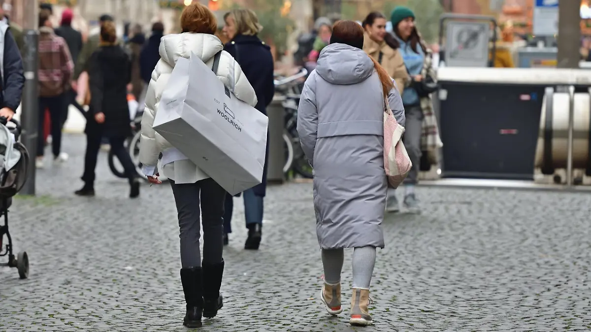 Symbolbild "Handel / Konsum" Passant*innen mit Einkaufstüten an der Frankfurter Hauptwache.