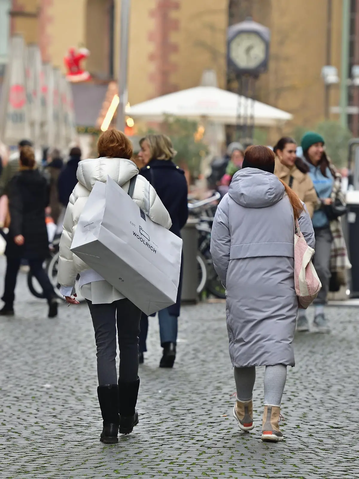 Symbolbild "Handel / Konsum" Passant*innen mit Einkaufstüten an der Frankfurter Hauptwache.