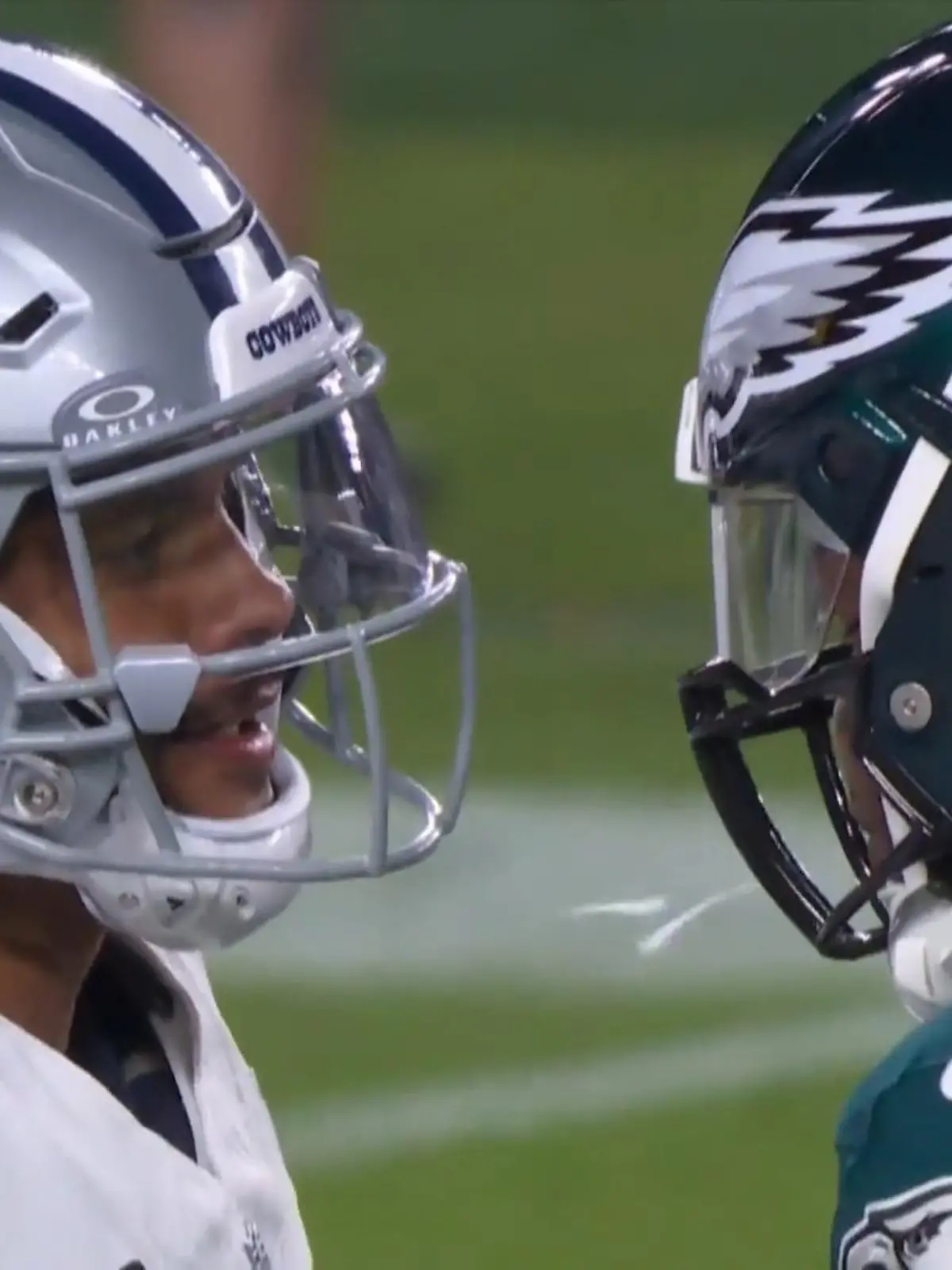 Bild zu: "Ekel-Aktion enthüllt! NFL-Spieler spucken sich gegenseitig an - Platzverweis!"