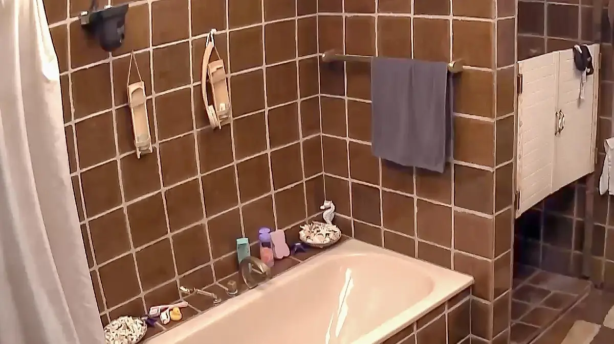Die Dusche im Sommerhaus hat 2025 eine neue Tür bekommen