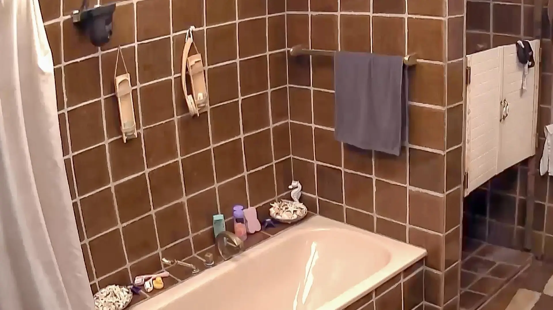 Die Dusche im Sommerhaus hat 2025 eine neue Tür bekommen