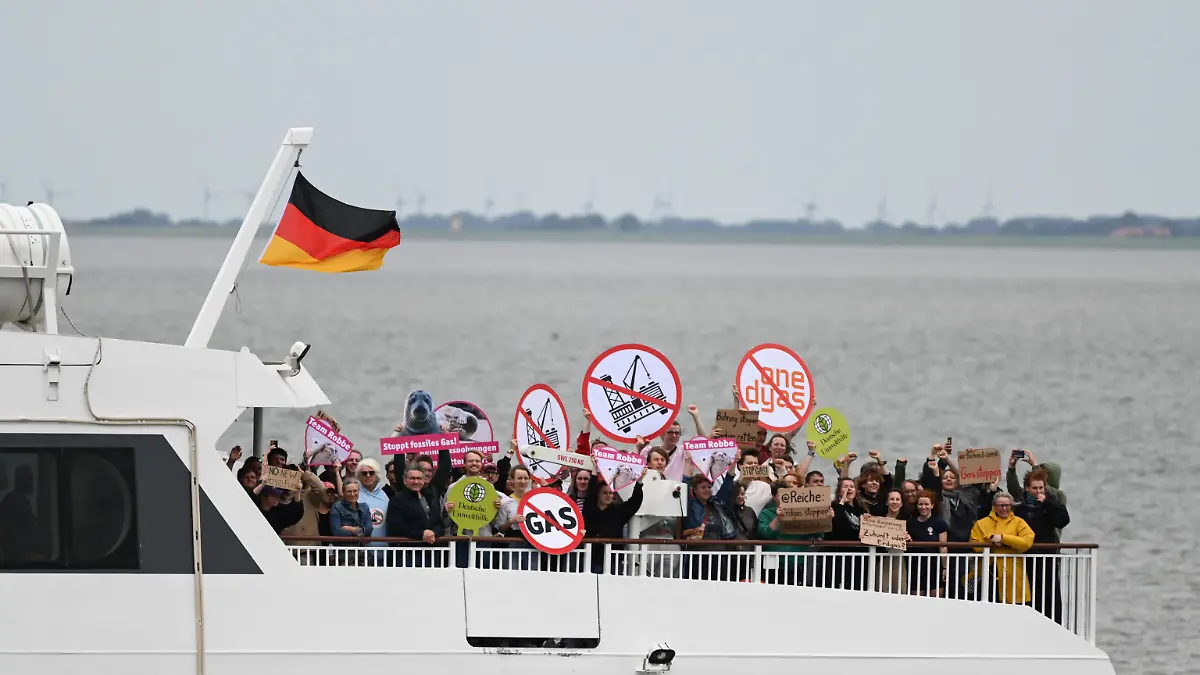 04.09.2025, Niedersachsen, Borkum: Zahlreiche Aktivisten, darunter Luisa Neubauer (8.v.r), der Klimabewegung Fridays for Future reisen mit der MS Katamaran «Nordlicht II» nach Borkum zum Klimacamp an. Mit einem «Klimacamp» wollen Fridays for Future und die Deutsche Umwelthilfe in den kommenden Tagen auf Borkum erneut gegen die Erdgasförderung in der Nordsee nahe der Insel demonstrieren. Foto: Lars Penning/dpa +++ dpa-Bildfunk +++