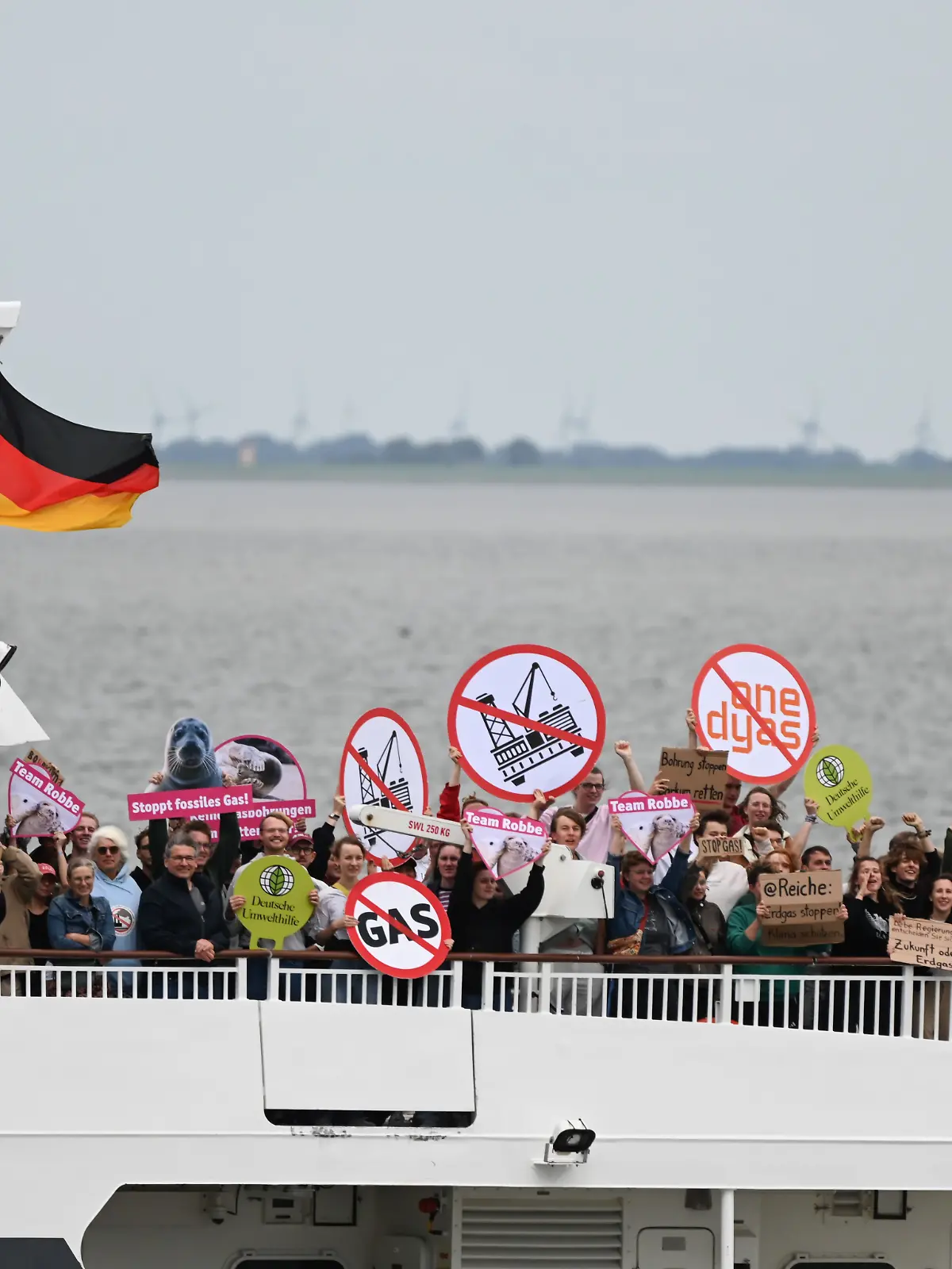 04.09.2025, Niedersachsen, Borkum: Zahlreiche Aktivisten, darunter Luisa Neubauer (8.v.r), der Klimabewegung Fridays for Future reisen mit der MS Katamaran «Nordlicht II» nach Borkum zum Klimacamp an. Mit einem «Klimacamp» wollen Fridays for Future und die Deutsche Umwelthilfe in den kommenden Tagen auf Borkum erneut gegen die Erdgasförderung in der Nordsee nahe der Insel demonstrieren. Foto: Lars Penning/dpa +++ dpa-Bildfunk +++