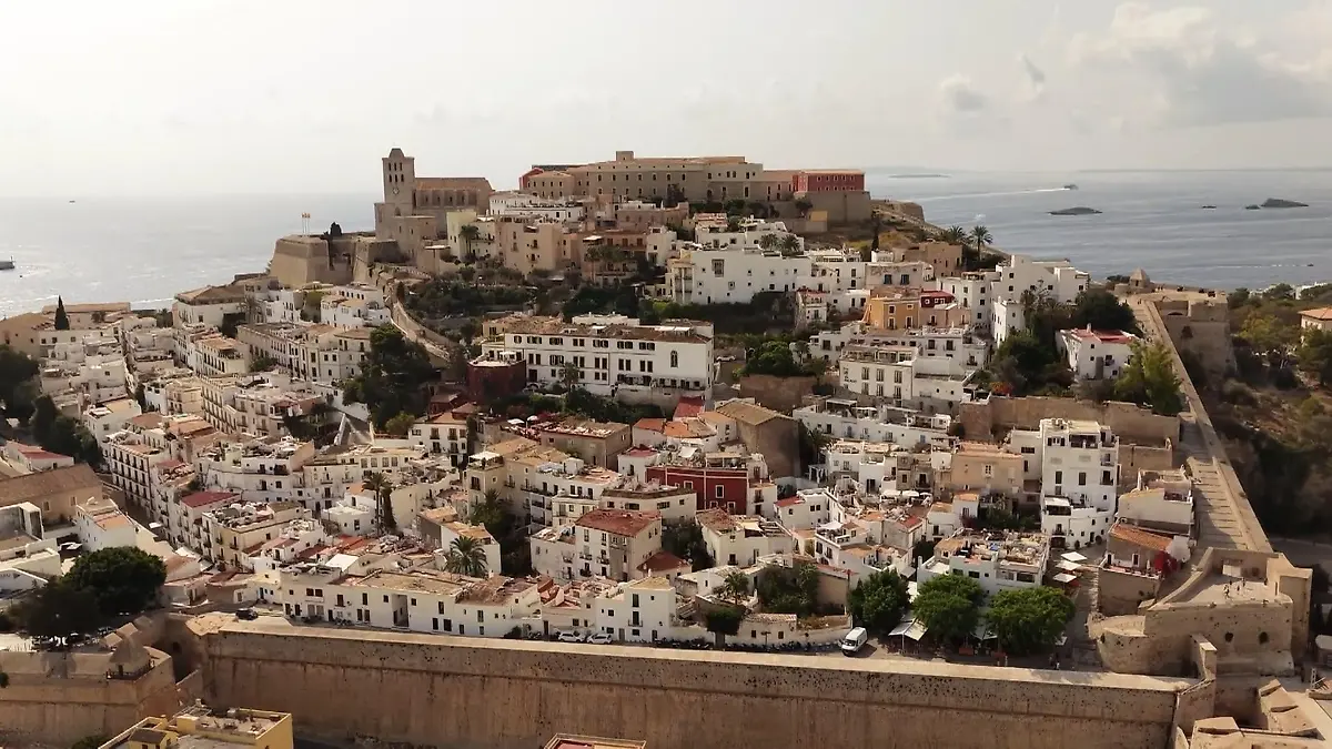 Ibiza – vom Urlaubsparadies zur Abzock-Insel! Hotelangestellte leben in Slums